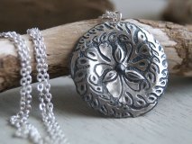 hidarimitsudomoe family crest