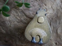 ちょこなんと座るカピバラのブローチ