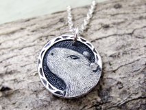 カピバラ ペンダント "カピバラ、天を見る"