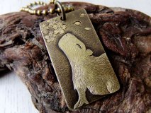 カピバラ、桜を見上げる。