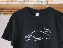 眠りカピバラ Tシャツ