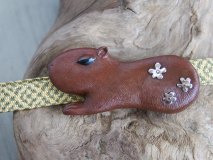 カタバミの中まどろむカピバラ 帯留