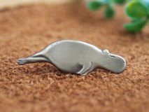 寝カピンバッジ　カピバラ ピンズ ピンバッジ