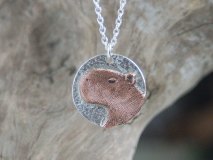 眠たげなカピバラのシルバーペンダント