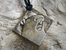 んがあぁ～大あくびカピバラの真鍮製ペンダント