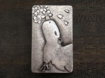 桜をみるカピバラ　ブローチ