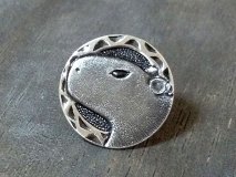 カピバラ天を見る　ピンバッジ